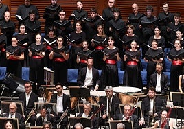 La Euskadiko Orkestra y el Coro Landarbaso, durante el concierto de ayer en el Kursaal.