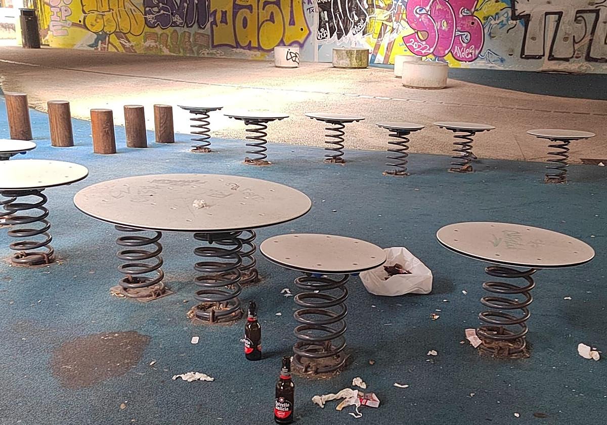 Denuncia María: «Así aparece algunas mañanas el parque infantil de Carlos I situado debajo de la variante. Hay un grupo de personas que beben, gritan, etc, por las noches. Solicitaría al Ayuntamiento que al anochecer pusiera vigilancia en esa zona ya que hay mucha inseguridad, aparte de que está superoscuro».