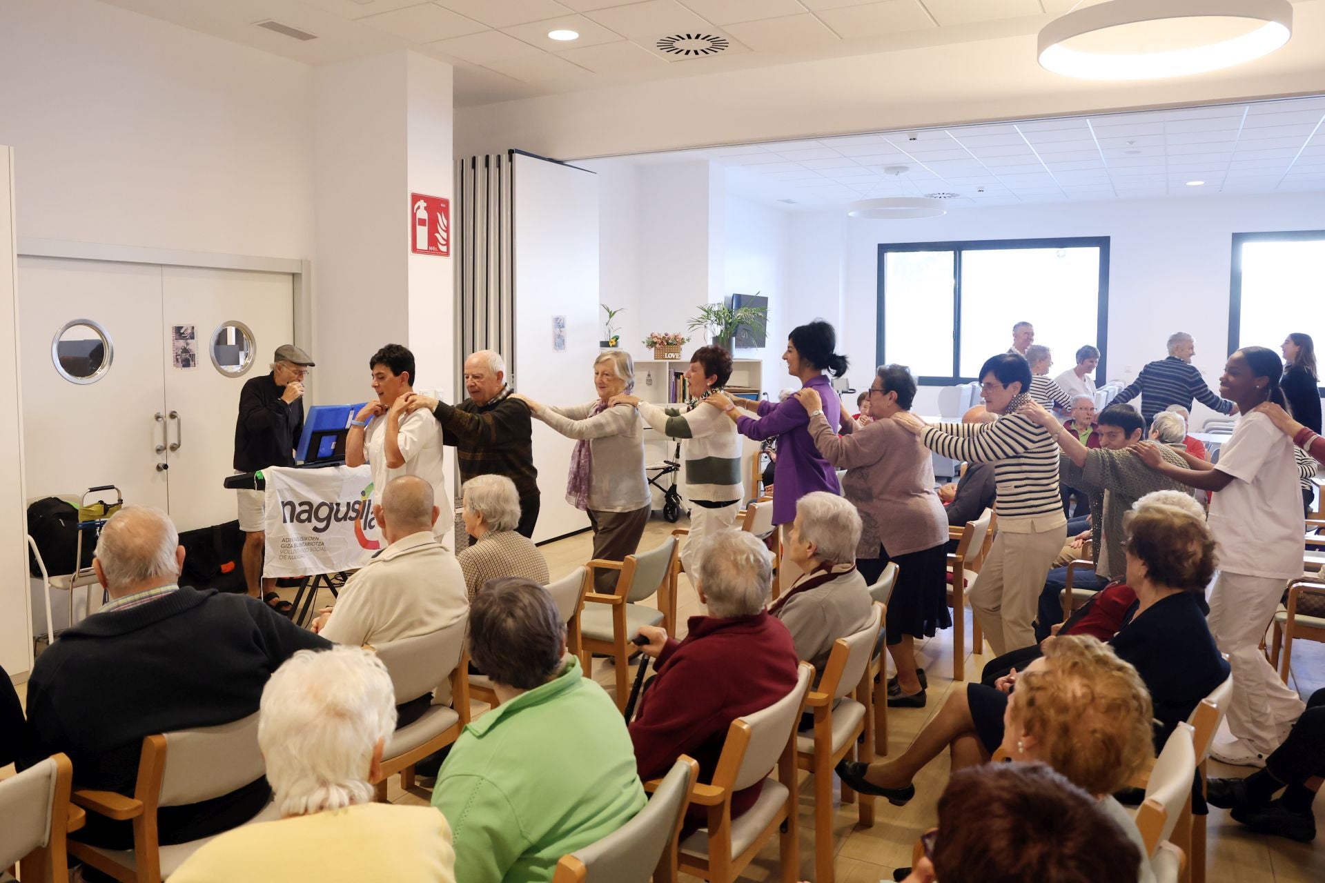 Los usuarios del centro de día Musakola, Arrasate, han disfrutado de la actuación de Murua y se han animado a hacer la conga por toda la sala.