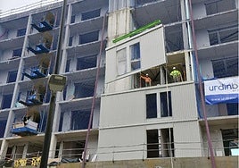 Obreros trabajan en un edificio de VPO en construcción en Eibar.