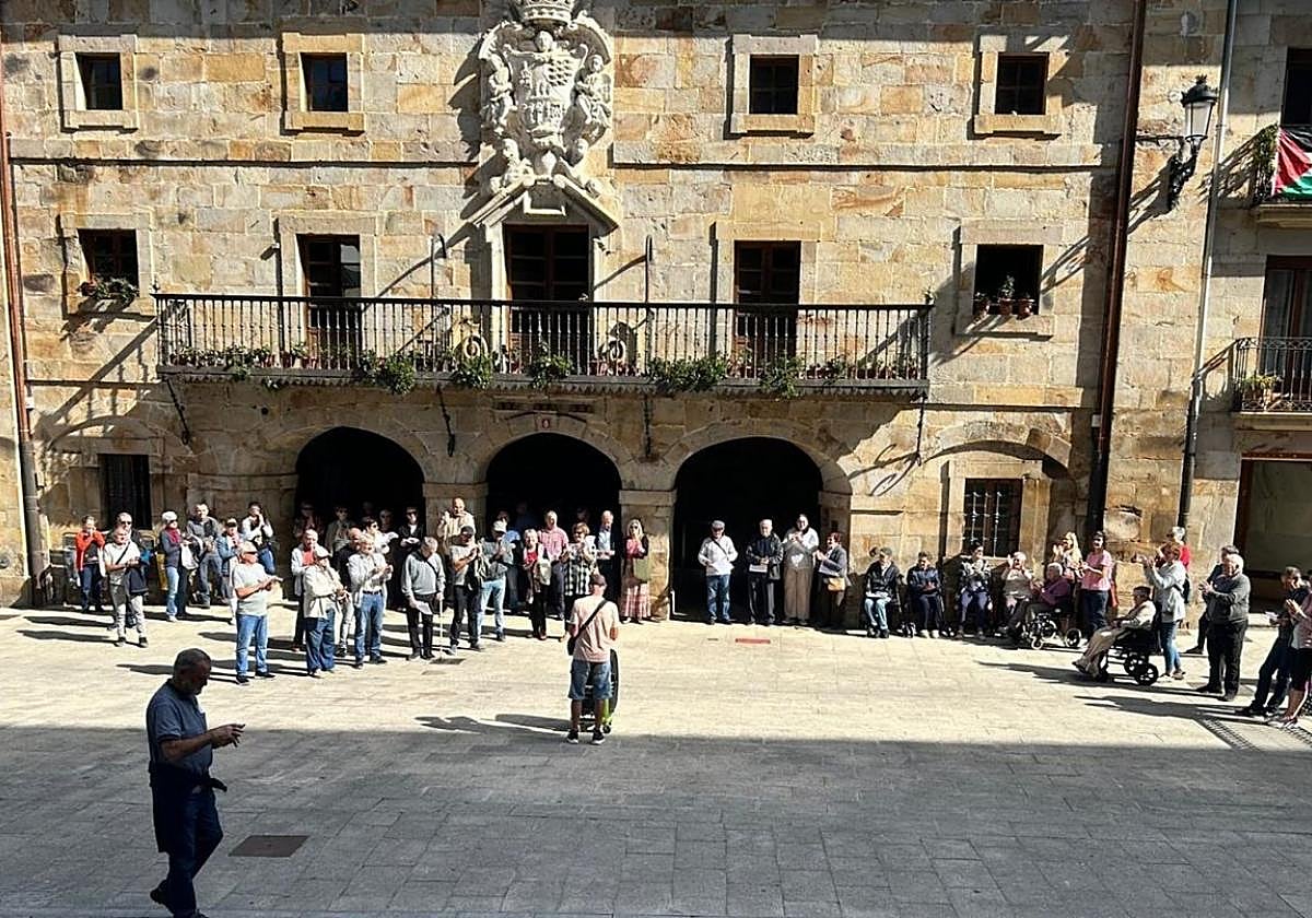 Concentración de los mayores en la Plaza durante la lectura del manifiesto.