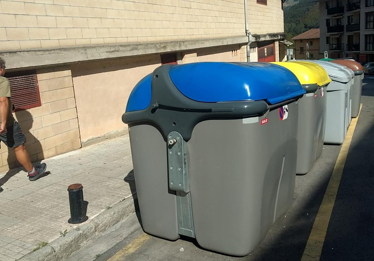 Contenedores para la recogida de residuos generados en el ámbito doméstico, en el barrio de Urazandi.