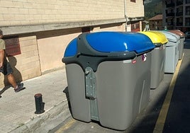 Contenedores para la recogida de residuos generados en el ámbito doméstico, en el barrio de Urazandi.