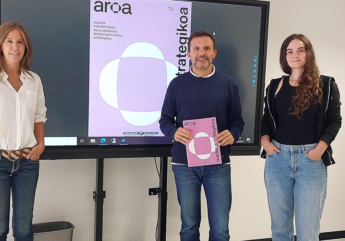 Estitxu Alkorta, Agustín Valdivia eta Enara Eizagirre udaletxean burutako aurkezpenean.