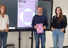 Estitxu Alkorta, Agustín Valdivia eta Enara Eizagirre udaletxean burutako aurkezpenean.