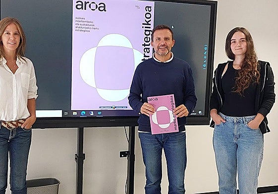 Estitxu Alkorta, Agustín Valdivia eta Enara Eizagirre udaletxean burutako aurkezpenean.