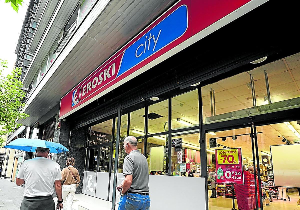 Exterior de un supermercado de Eroski.