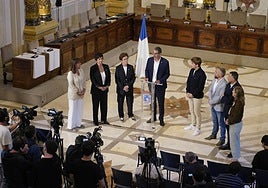 Goia, arropado por los concejales del PNV.