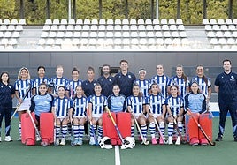 La plantilla de la Real, con su entrenador Lorente en el centro, posa en el campo de hockey hierba ubicado junto al hipódromo de San Sebastián.