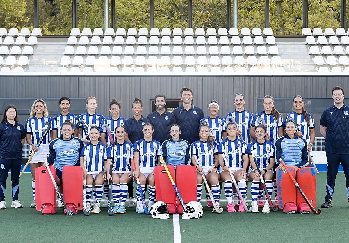 La plantilla de la Real, con su entrenador Lorente en el centro, posa en el campo de hockey hierba ubicado junto al hipódromo de San Sebastián.