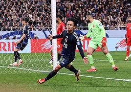Take Kubo celebra un gol con su selección