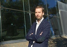 El profesor Álvaro Pérez, en el exterior del Cristóbal Balenciaga Museoa.