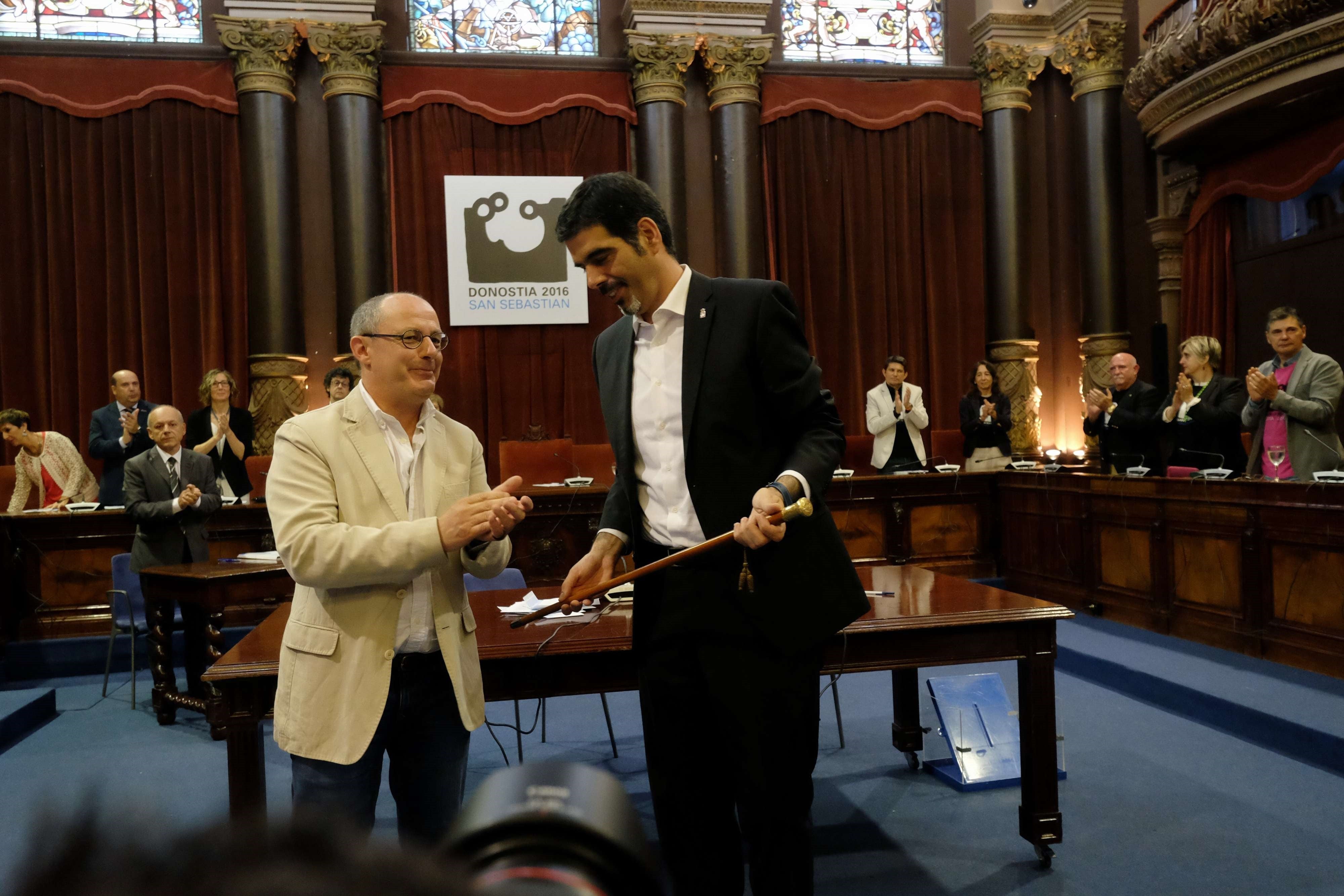 Juan Karlos Izagirre entrega la makila a Eneko Goia en 2015.