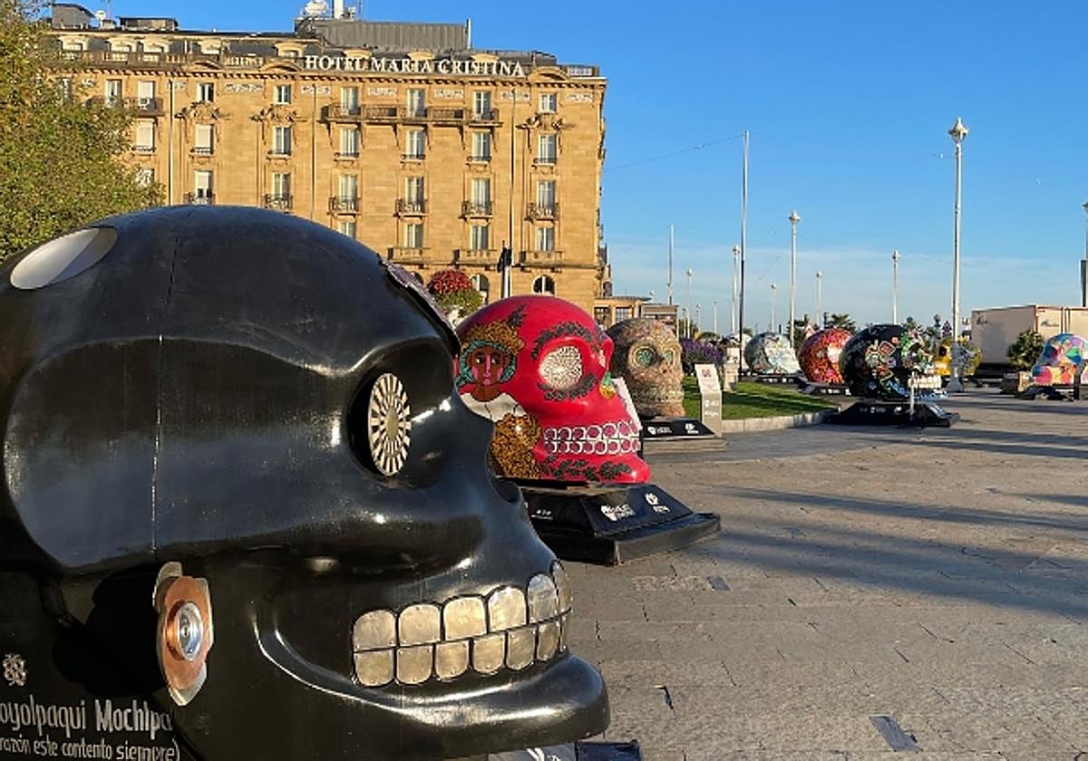 Los doce 'Mexicráneos' de colores instalados en la plaza Ramón Labayen de San Sebastián.