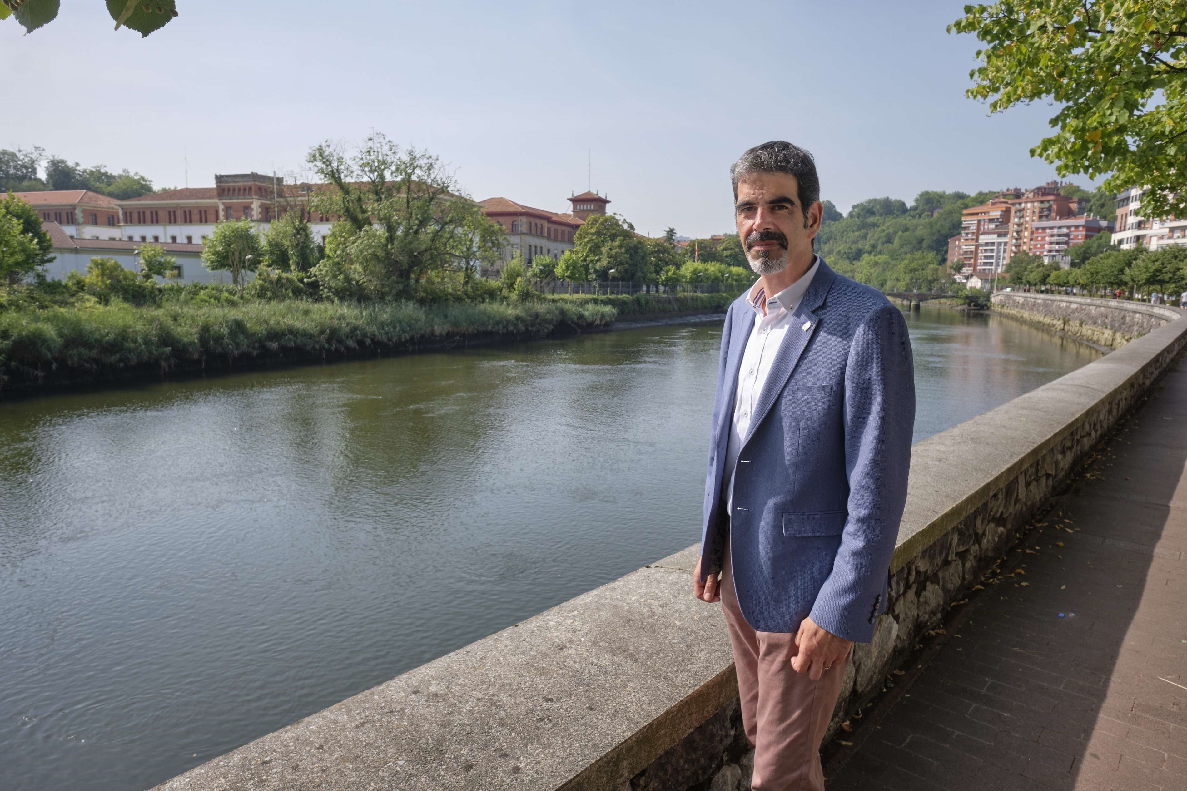 Eneko Goia posa con los cuarteles de Loiola al fondo. Su paso a manos del Ayuntamiento ha sido uno de sus mayores éxitos como alcalde.