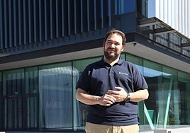 Daniel Pérez, CEO y cofundador de Zunder, frente al edificio de Mubil en Eskuzaitzeta.
