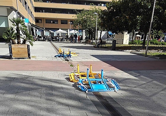 Denuncia Belén: «Preocupante estado en el que se encuentran numerosas rejillas de sumideros en la plaza de Campo de Atotxa. Se han remitido múltiples reclamaciones de los vecinos y las comunidades afectadas al Ayuntamiento y la situación sigue sin resolverse. Algunas de estas rejillas están rotas, hundidas o sueltas».