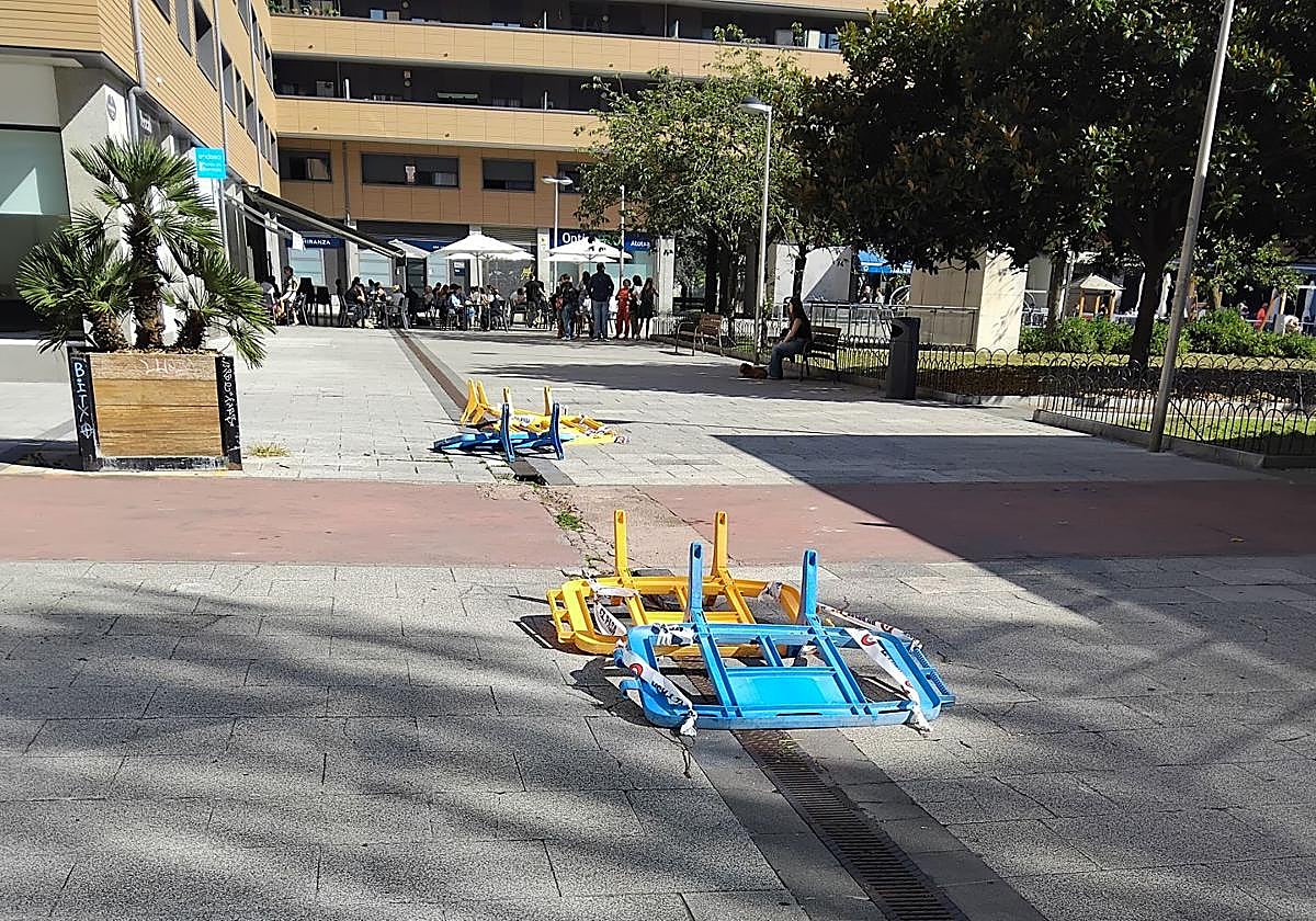 Denuncia Belén: «Preocupante estado en el que se encuentran numerosas rejillas de sumideros en la plaza de Campo de Atotxa. Se han remitido múltiples reclamaciones de los vecinos y las comunidades afectadas al Ayuntamiento y la situación sigue sin resolverse. Algunas de estas rejillas están rotas, hundidas o sueltas».