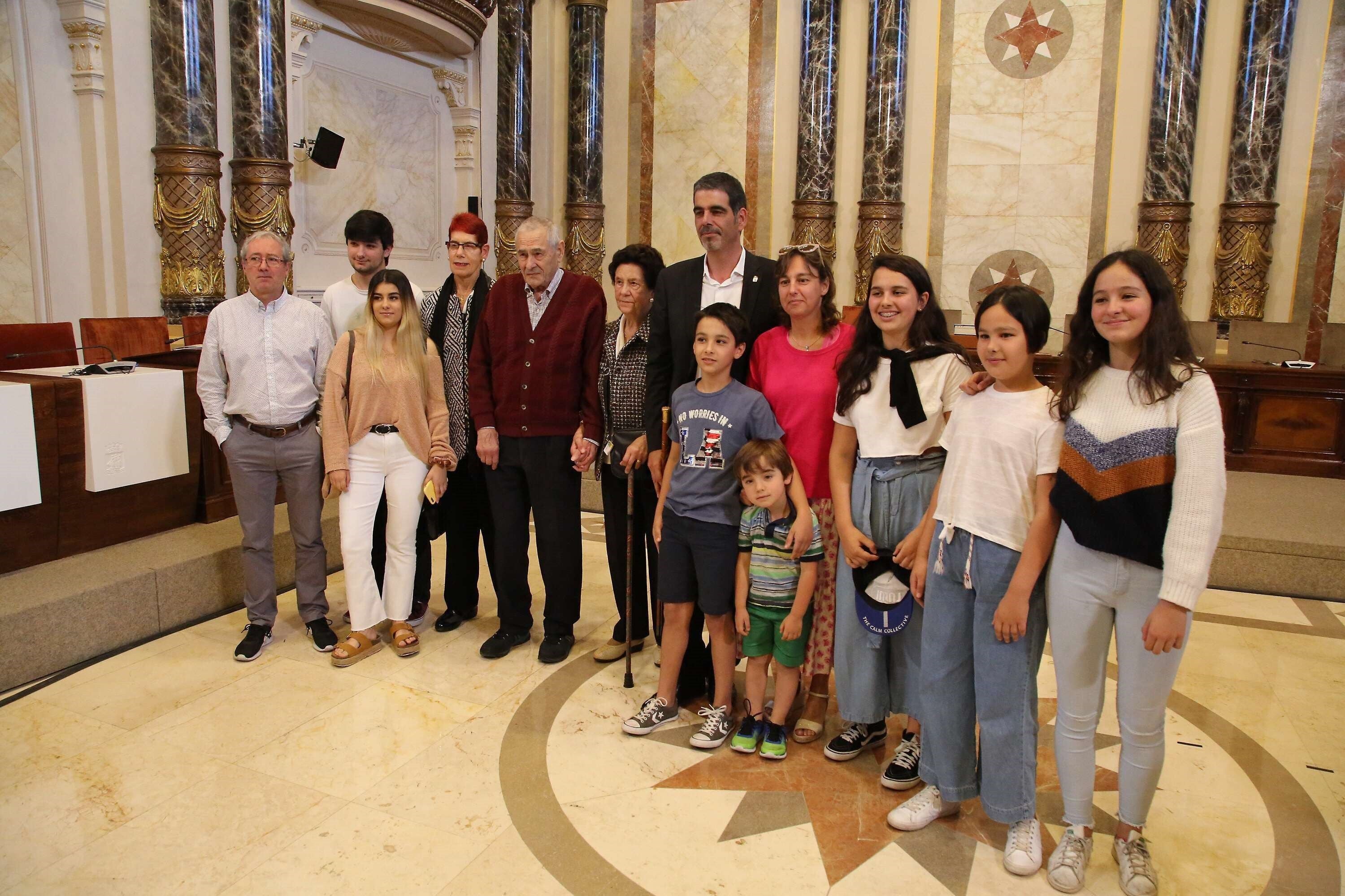 Eneko Goia posa con familiares tras lograr la Alcaldía en 2019.
