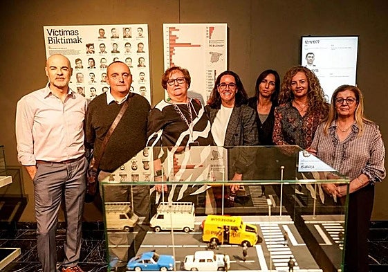 Víctimas de la banda, y Ladrón de Guevara, comisaria de la exposición.