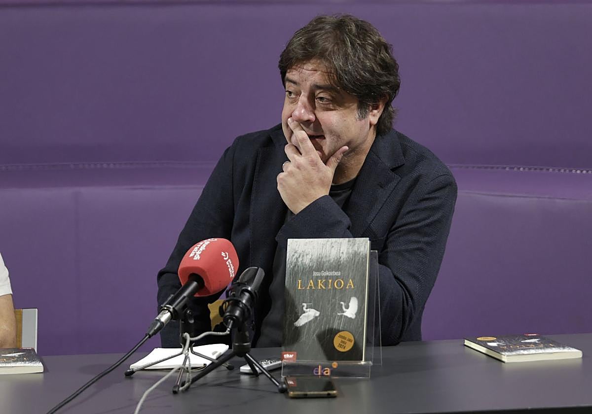 Josu Goikoetxea, 'Lakioa' ipuin-bildumaren aurkezpenean.
