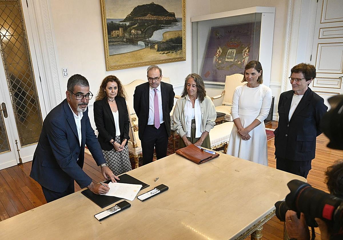 El 23 de julio se llevó a cabo la firma para la compra de los cuartes de Loiola entre el Ayuntamiento de Donostia y el Gobierno de España.