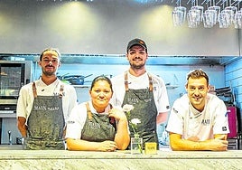 El equipo del Maun donostiarra, a la espera de su clientela.