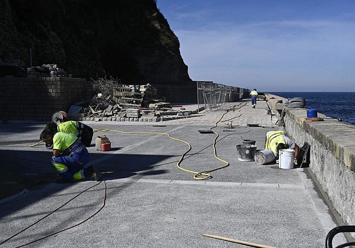 Operarios trabajando el jueves por la tarde en la acceso al Conjunto Monumental.