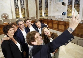 Nekane Arzallus hace un selfie con Goia y el resto de concejales del grupo municipales