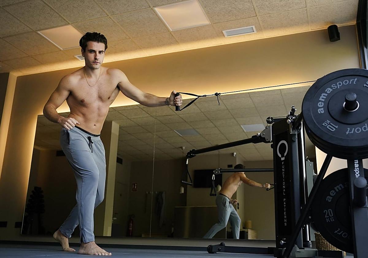 En el 17 del Camino de Igara, Luis entrena en una máquina de poleas FP Regen Trainer.