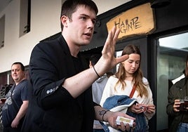 El mago local 'Iagomagoa' haciendo de las suyas.