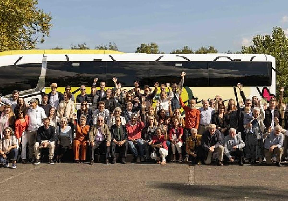 Todos los asistentes a la presentación posan junto a los nuevos autobuses de la empresa Aizpurua.