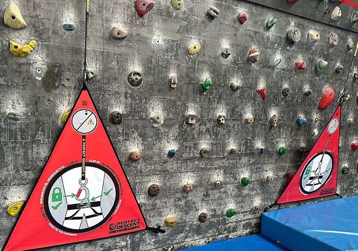 Dos de los triángulos instalados en los autoaseguradores.