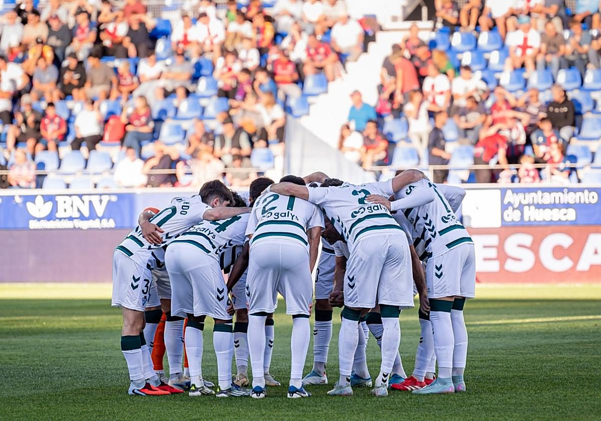 Los jugadores del Eibar reunidos antes de disputar el partido ante el Huesca, durante la segunda salida de los de San José en liga.
