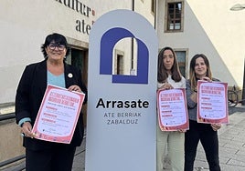 La concejala de Bienestar Social Jasone Giraldo y dos representantes del SOS Racismo.