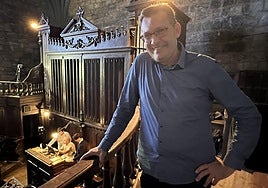 Echechipia ante el órgano de Bera momentos antes del inicio del concierto de Juan de la Rubia.