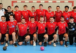 Imagen de la plantilla de esta temporada del equipo sénior masculino de balonmano.