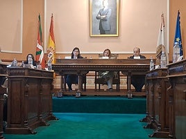 Los portavoces socialista y jeltzale, Nuria Alzaga y Gorka Álvarez, junto a la alcaldesa Cristina Laborda en la mesa de Presidencia del Pleno.