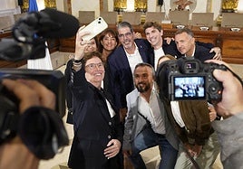 Goia y su equipo de concejales tras el anuncio de su renuncia.