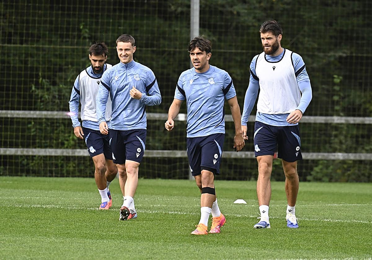 Aramburu, con un vendaje en la pierna izquierda, entrena este viernes junto al resto del grupo.