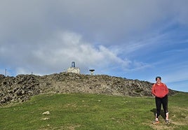 El azul del punto geodésico identifica fácilmente la cima de Kalamua