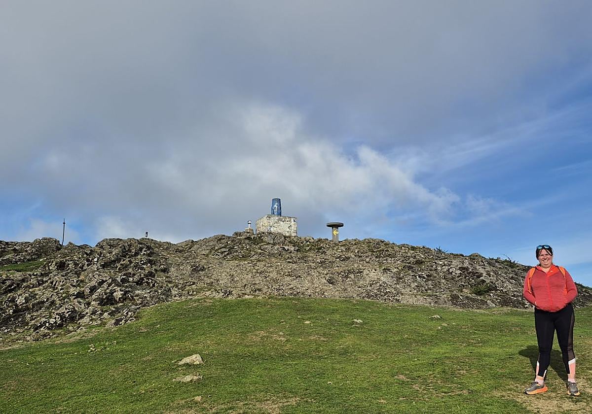 El azul del punto geodésico identifica fácilmente la cima de Kalamua