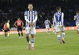 Oyarzabal celebra su gol ante el Mallorca, a pase de Barrene, de espaldas