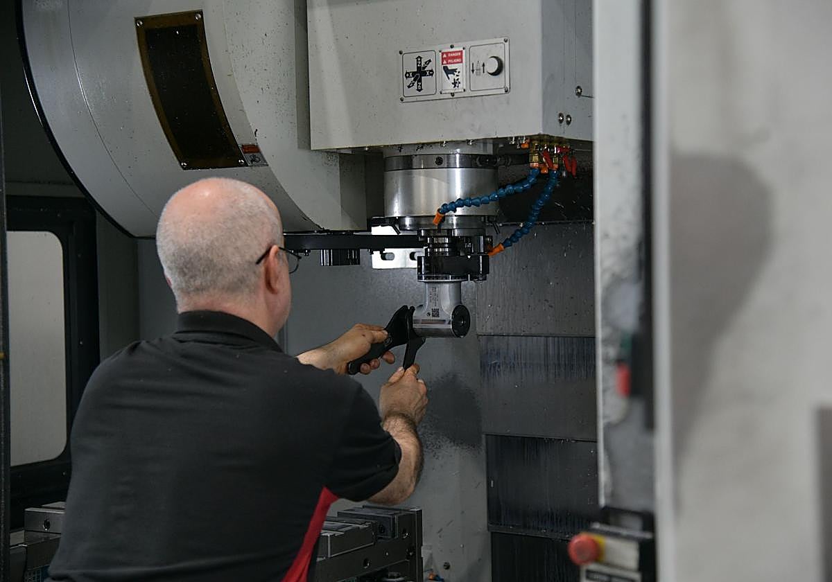 Un trabajador en una empresa industrial.