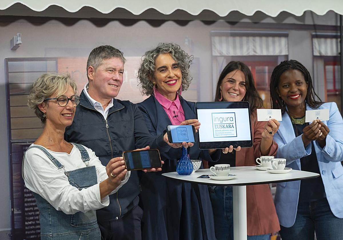 Ibone Bengoetxea sujeta la tablet con el logo de Ingura durante la presentación del proyecto.
