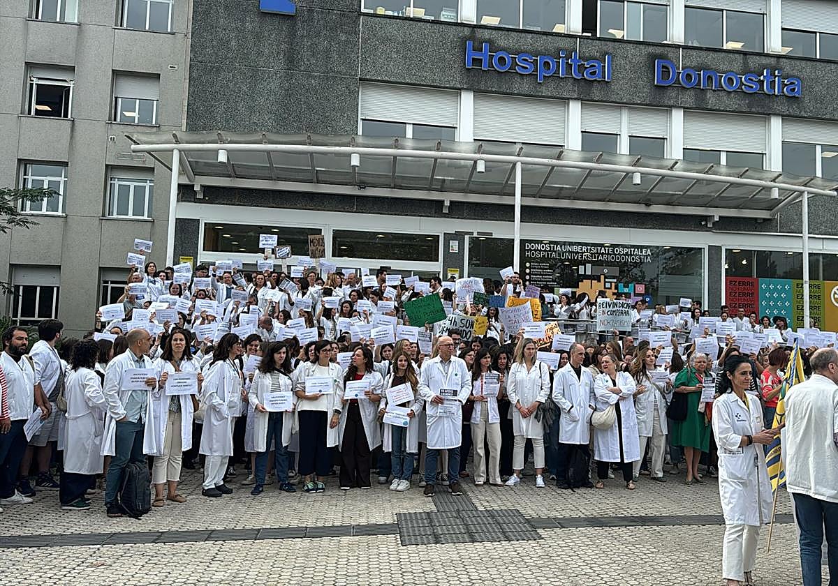 Concentración de médicos frente al Hospital Donostia.