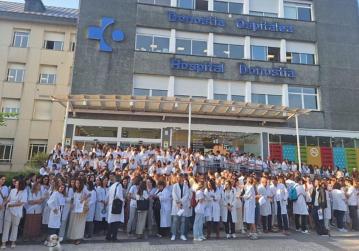 Concentración de médicos frente al Hospital Donostia el pasado 13 de junio.