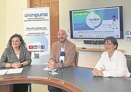 Jaione Leibar, de Ekingune; el alcalde,Jon Iraola, y la edil, Vanesa Hortas.