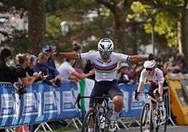 Paula Ostiz celebra la victoria en la prueba en línea júnior.