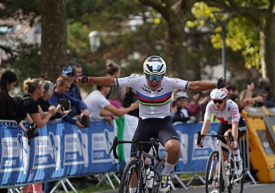 Paula Ostiz celebra la victoria en la prueba en línea júnior.